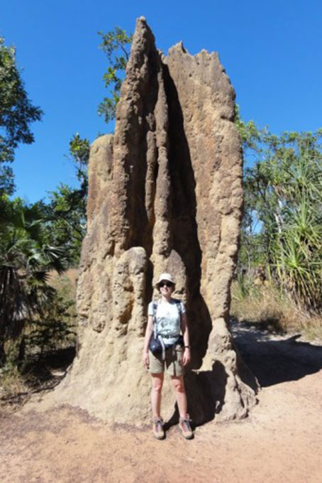 Karin Marty vor einem Termitenhügel im Litchfield National Park